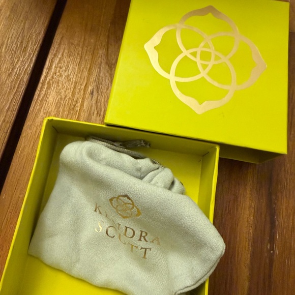 Kendra Scott Beau Link Bracelet in Vintage Gold - Picture 11 of 12